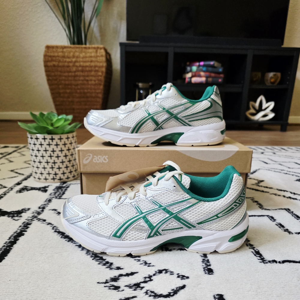 ASICS GEL 1130- White and Green. NWT. Never Worn. AUTHENTIC.